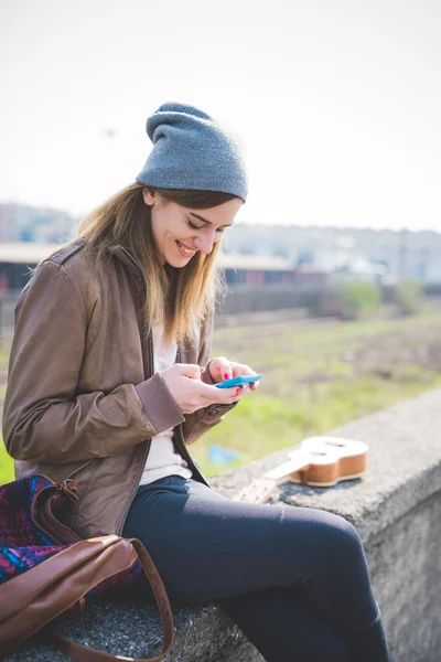 Genç güzel sarışın hipster kadın — Stok fotoğraf