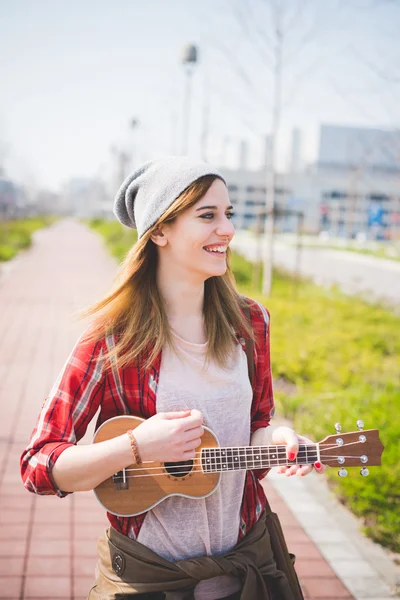 Jonge hipster meisje in stad — Stockfoto