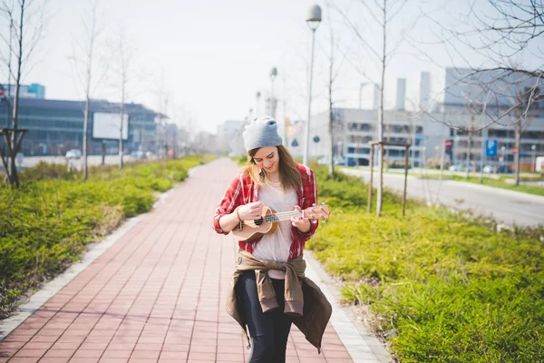 Unga hipster flicka i staden — Stockfoto