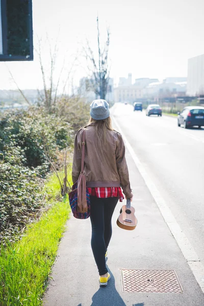 Hipster meisje in stad — Stockfoto