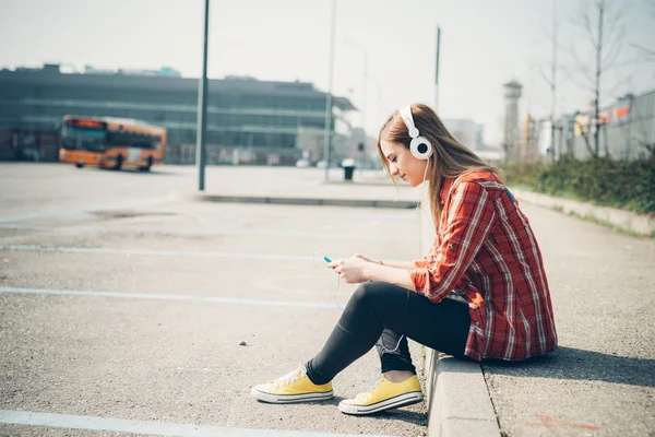 Junges Hipster-Mädchen hört Musik — Stockfoto