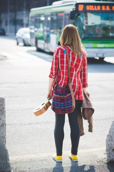 Hipster girl in city — Stock Photo, Image