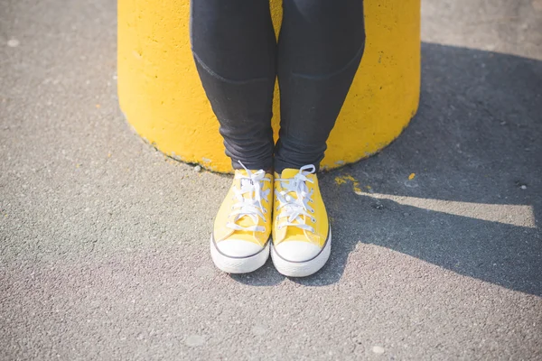 流行に敏感な女性の足 — ストック写真