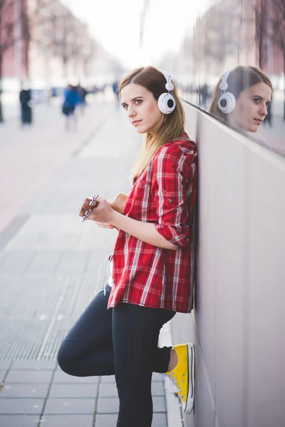 Chica hipster en la ciudad — Foto de Stock