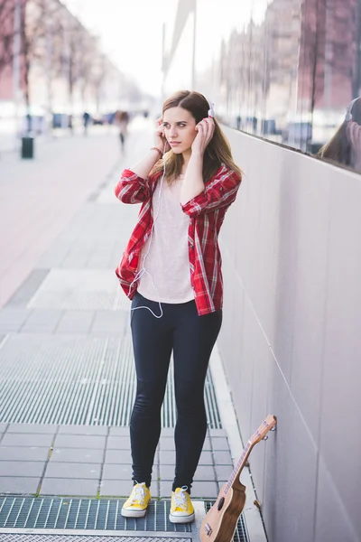 Hipster girl in city — Stock Photo, Image