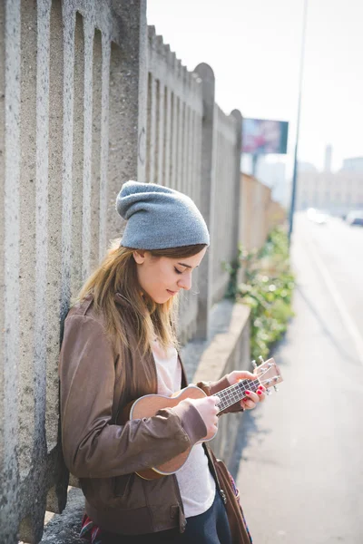 Hipster-Mädchen in der Stadt — Stockfoto