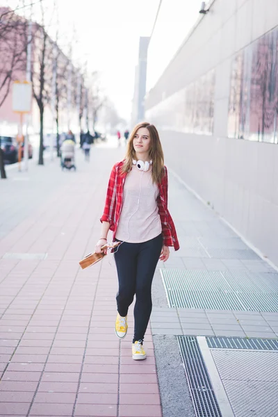 Hipster menina na cidade — Fotografia de Stock