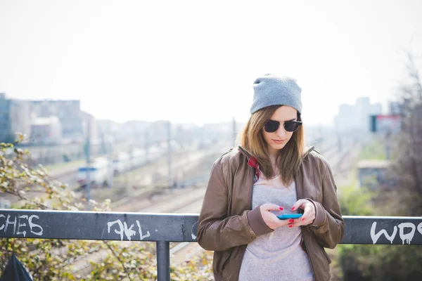 Jonge hipster meisje met smartphone — Stockfoto