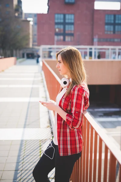 Chica hipster con auriculares — Foto de Stock