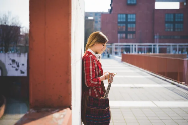 Jeune fille hipster en ville — Photo