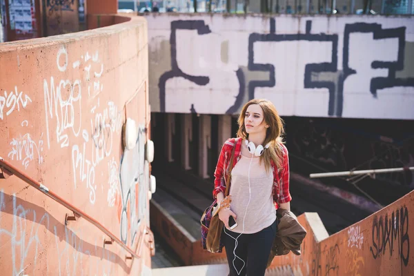 Hipster teléfono inteligente mujer — Foto de Stock