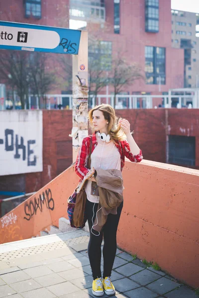 Hipster teléfono inteligente mujer — Foto de Stock