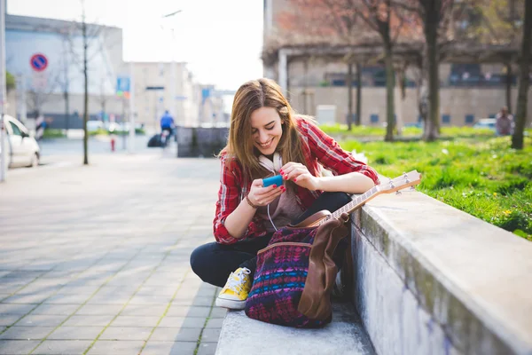 Hipster woman smartphone — Stock Photo, Image