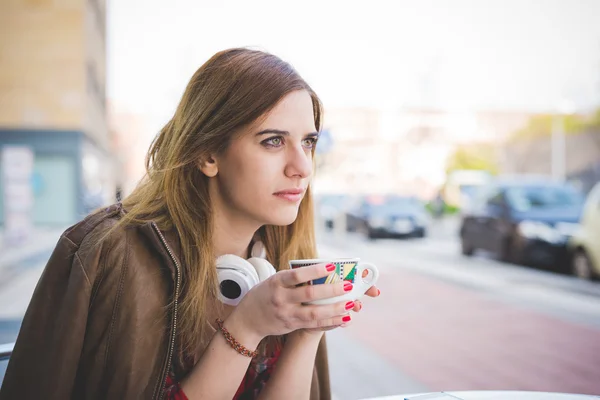 Hipster woman in cafe and drinking coffee — Stockfoto