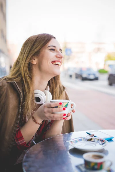 Hipster woman in cafe and drinking coffee — Stockfoto