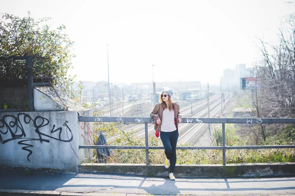 Loira hipster mulher olhando para a frente — Fotografia de Stock