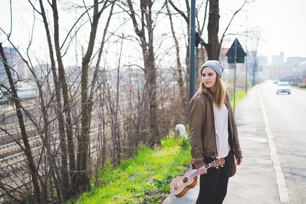 Hipster donna con piccola chitarra — Foto Stock