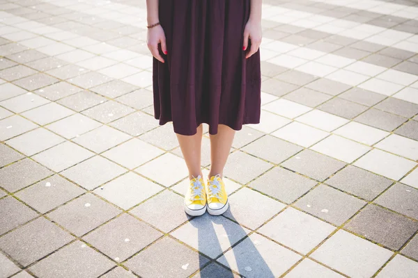 Young woman legs in skirt — Stock Photo, Image