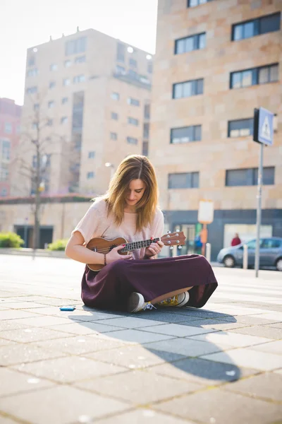 Hipster donna con piccola chitarra — Foto Stock