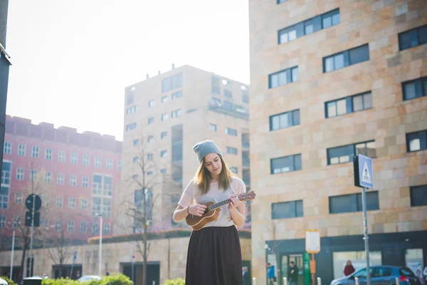 Hipster woman with little guitar — Stockfoto