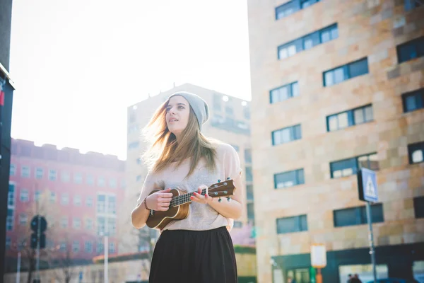 Hipster woman with little guitar — Stockfoto