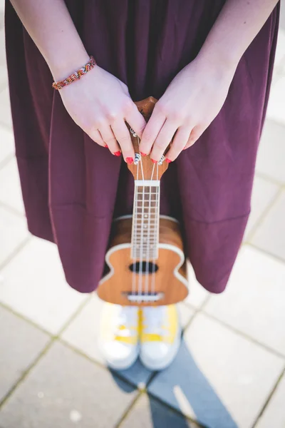 Hipster donna con piccola chitarra — Foto Stock