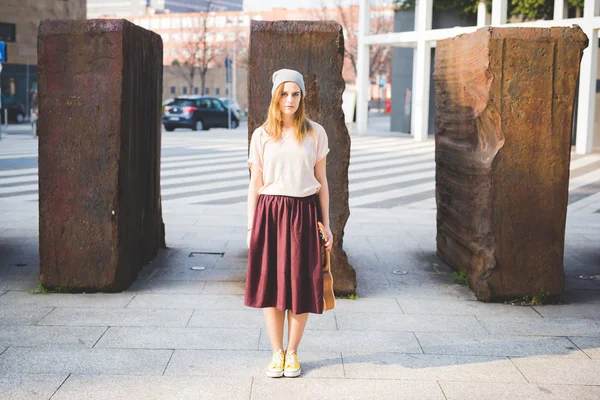 Femme hipster avec petite guitare — Photo