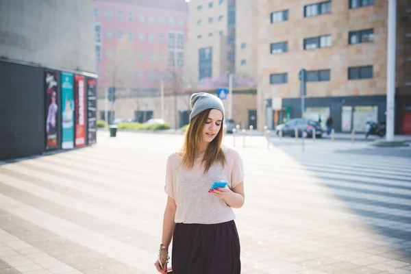 Mulher hipster com telefone móvel — Fotografia de Stock