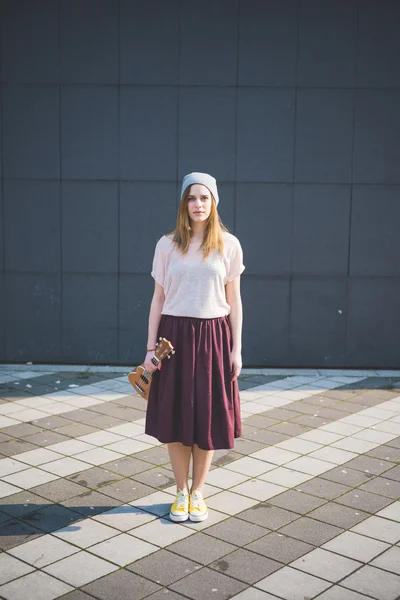 Hipster donna con piccola chitarra — Foto Stock