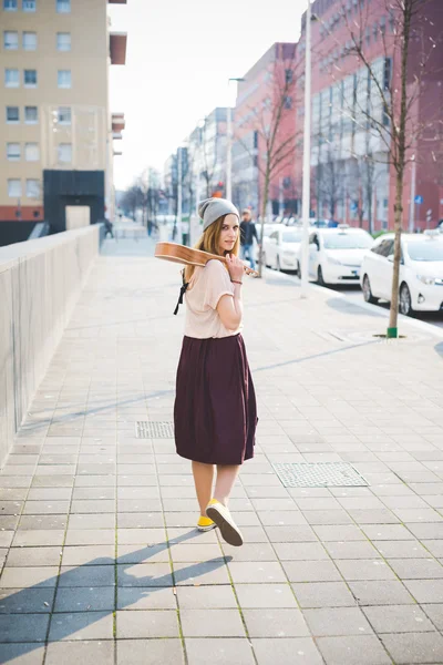 Hipster donna con piccola chitarra — Foto Stock