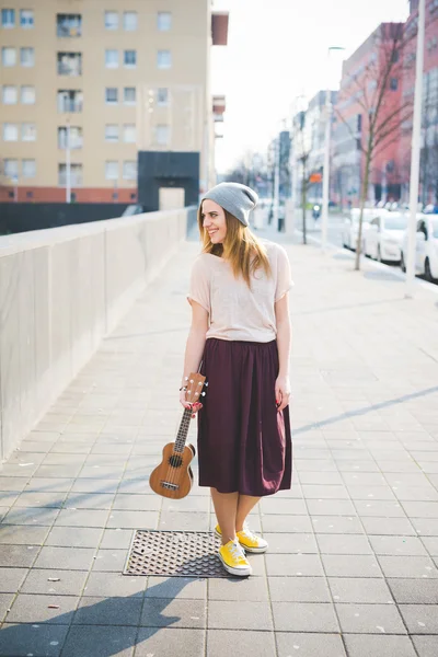 Hipster donna con piccola chitarra — Foto Stock