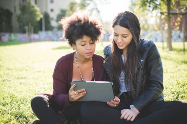 Tablet ile iki çok ırklı kadın
