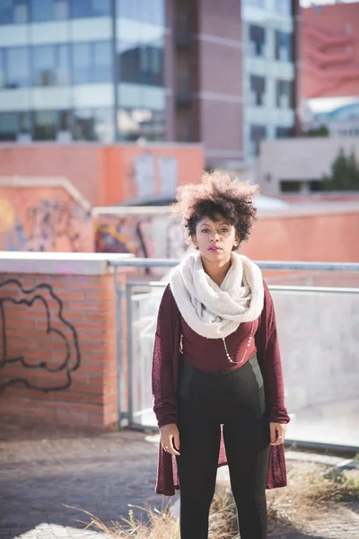 Beautiful black curly hair woman — Stockfoto