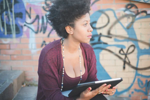 Afrikaanse vrouw met behulp van Tablet PC — Stockfoto