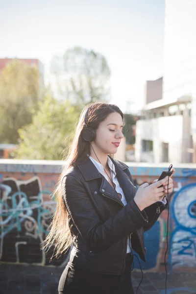 Jonge mooie vrouw luisteren muziek — Stockfoto