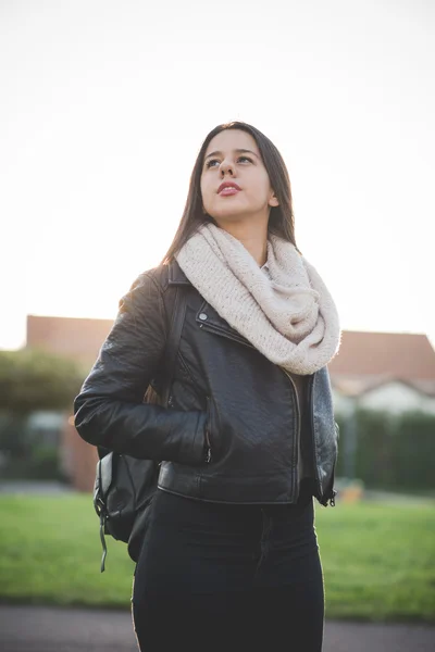 Junge schöne Frau posiert — Stockfoto