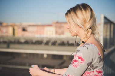 sarışın kadın açık müzik dinleme