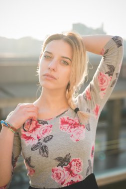 genç güzel sarışın kadın açık