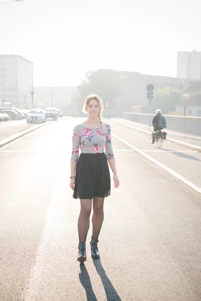 Молодая красивая блондинка на улице — стоковое фото
