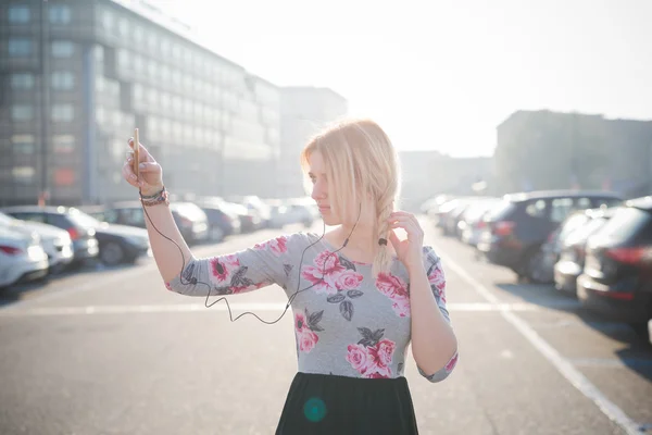 Blondýnka venkovní poslech hudby — Stock fotografie