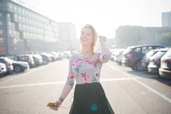 Mujer rubia escuchando música al aire libre —  Fotos de Stock