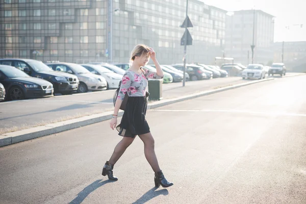 Jeune belle femme blonde en plein air — Photo