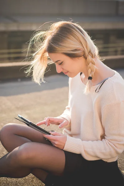 Blonde vrouw buiten met behulp van Tablet PC — Stockfoto