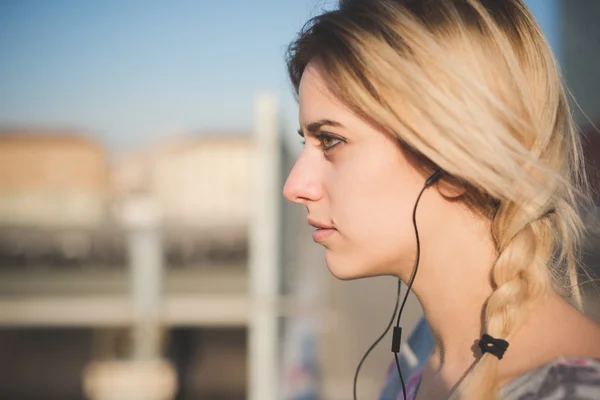 Blonde Frau im Freien Musik hören — Stockfoto