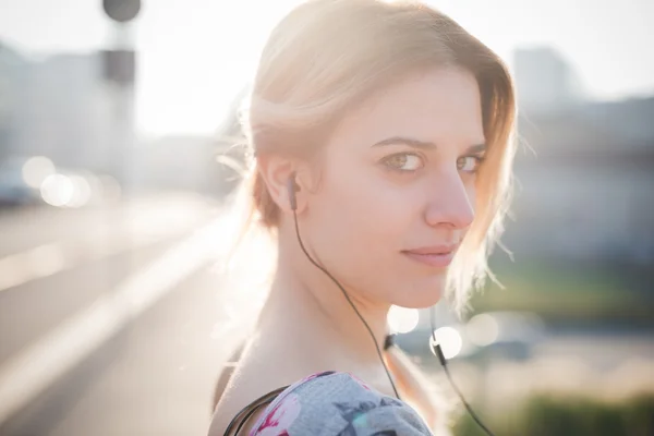 Blonde woman outdoor listening music — Stock Photo, Image