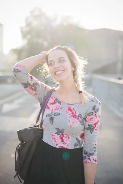 Unga vackra blonda kvinnan utomhus — Stockfoto