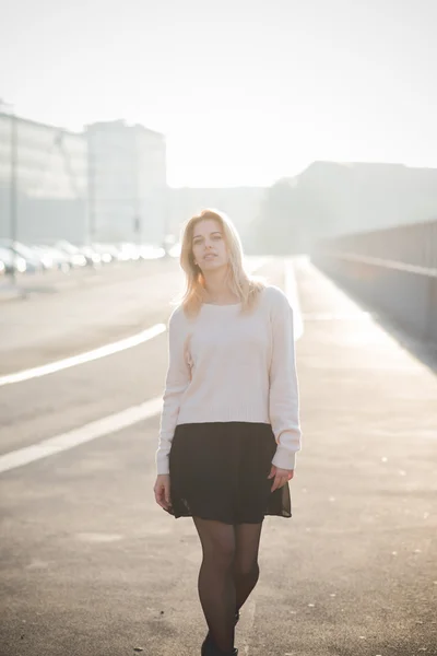 Jonge mooie blonde vrouw buiten — Stockfoto