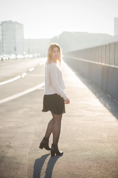 Jonge mooie blonde vrouw buiten — Stockfoto