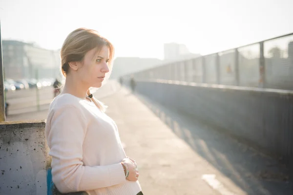 Mladá krásná světlovlasá žena venkovní — Stock fotografie