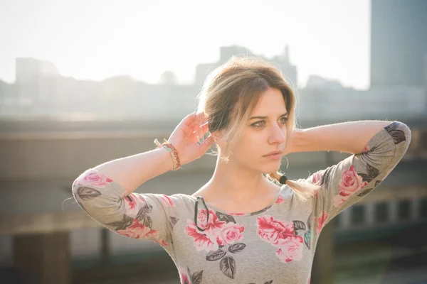 Jonge mooie blonde vrouw buiten — Stockfoto